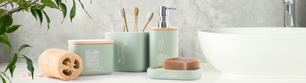 Moderní, krásná koupelna není jen o obkladech, masážních hlavicích a designové sanitární keramice. I drobnosti ji oživí.