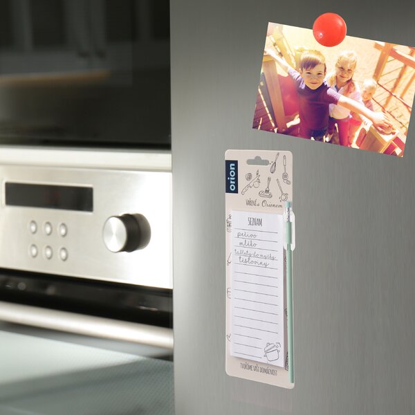 Blok s magnetem a tužkou na lednici 