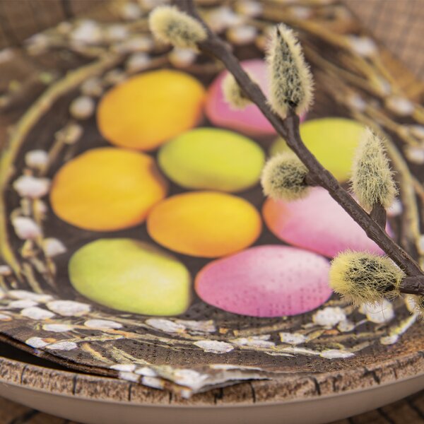 Servírovací ubrousky vajíčka v hnízdě