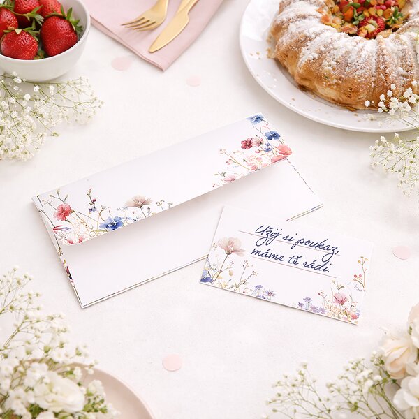 Papírová obálka kvítí s vloženou kartičkou