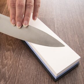 Brusný kámen s podložkou a úchytem na nože