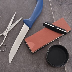 Brusný kámen s podložkou a úchytem na nože			