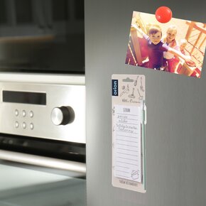 Blok s magnetem a tužkou na lednici 